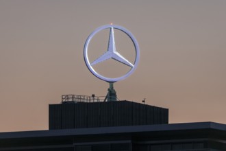 Merdedes star, Daimler, Mercedes-Benz, Group headquarters, Illuminated, Stuttgart-Untertürkheim,