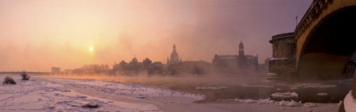 Dresden, morning fog over the Elbe. With temperatures as low as 20 degrees below zero, the Elbe