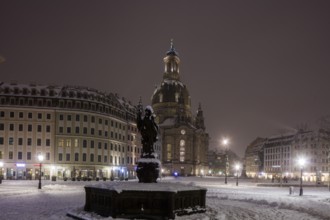 Neumarkt with Türkenbrunnen and Church of Our Lady in winter