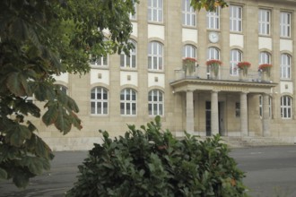 Inner courtyard and entrance to the Elly-Heuss School Gymnasium built in 1916, Platz der deutschen