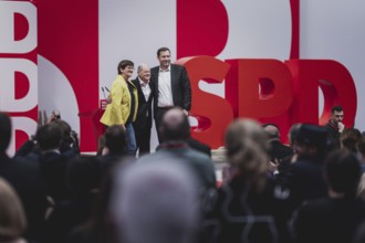 (L-R) Saskia Esken, SPD-Parteivorsitzende, Olaf Scholz (SPD), Bundeskanzler, und Lars Klingbeil,