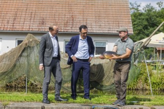 Federal Minister of Food and Agriculture, Cem Özdemir, visits the Karsten Ringpfeil pond farm in