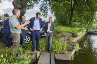 Federal Minister of Food and Agriculture, Cem Özdemir, visits the Karsten Ringpfeil pond farm in