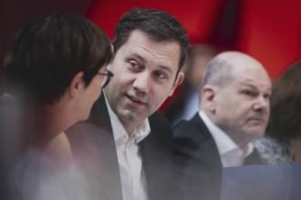 (L-R) Saskia Esken, Bundesvorsitzender der SPD, Lars Klingbeil, SPD-Parteivorsitzender, und Olaf