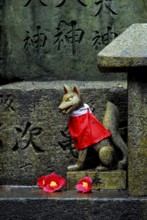 Fox statue with rice ball, Fushimi Inari Taisha shrine, Kyoto, Japan, Asia