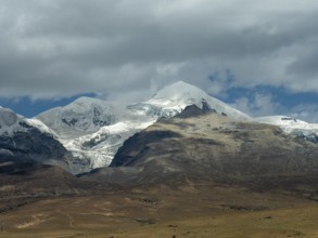 Mountain landscape in the highlands of Tibet along the Tibet railway, Tibet, China, Asia