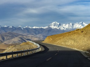 Road with a view of the mountain range of the eight-thousand metre peaks, Tibet, China, Asia