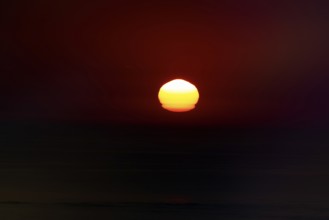 Refraction and reflection at sunset, deformation, unusual deformation in haze, Bassin d'Arcachon,