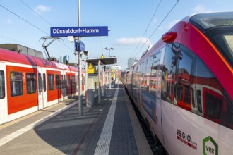 S-Bahn station, Düsseldorf-Hamm stop, Düsseldorf city centre skyline, Media Harbour, local train