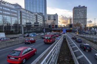 Motorway A40, Ruhrschnellweg, in Essen, junction Essen-Zentrum, city skyline, Ruhrschnellweg