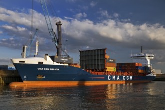 Container ship loading in Steinwerder Harbour at the South-West Terminal, Norderelbe, Hamburg,