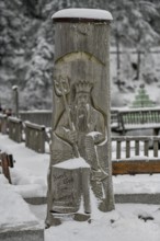 Wood carving on a wooden trunk, art trail at the Mummelsee, near Seebach, Black Forest,