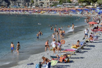 Bathers on the beach of Levanto, Cinque Terre, province of La Spezia, Liguria, Italy, Europe