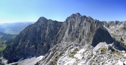 View from the summit of Lärchegg to Maukspitze and Ackerlspitze in the Wilder Kaiser, Tyrol,