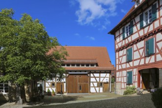 Gomaringen Castle, castle courtyard, paving stones, windows, green shutters, former parish