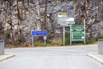 Signpost near dam at Lac de Sainte-Croix, Provence-Alpes-Côte d'Azur, Provence, France, Europe