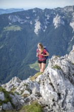 Mountaineer on a ridge path, traversing the Hackenköpfe, behind summit, Scheffauer, rocky mountains