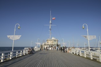 Tourists, pier, Sopot Molo, Sopot, Pomeranian Voivodeship, Poland, Europe