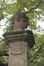 Lidded vase on the Quirinsbrunnen, pump fountain, ornamental fountain, Sachsenhausen, Main,