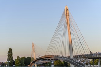 Die Deux-Rives-Fußgängerbrücke zwischen Deutschland und Frankreich in Kehl und Straßburg, ein