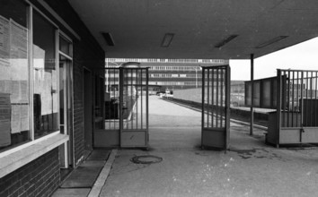 The shift change at the Opel factory gate in Bochum on 29.1.1975, Germany, Europe