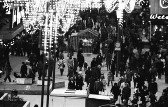 The Essen Light Weeks, here on 10.12.1974 in Kettwiger Strasse, celebrated its 25th anniversary in