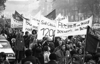 More than 10, 000 students demonstrated in Düsseldorf on 7 November 1974 for more Bafoeg and