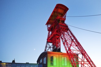 Illuminated winding tower of the former Rheinpreussen 4 shaft for the Extraschicht, Moers, Ruhr