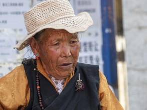 Old Tibetan woman, pilgrim in Xigaze, Tibet, China, Asia