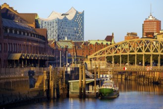 Customs canal with the ship of the Customs Museum of the Kornhaus Bridge and the Elbphilarmonie,