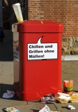 Talking red bin Chilling and barbecuing without rubbish, campaign by Stadtreinigung Hamburg for