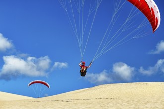 Two paragliders in flight, take-off on a dune, coastal take-off on the Dune du Pilat, view from