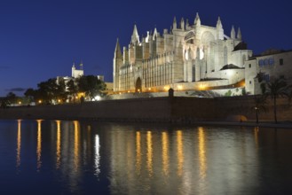 La Seu Cathedral, Palma Cathedral, at dusk, Palma, Majorca, Balearic Islands, Spain, Europe