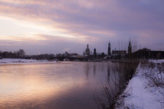 Sunrise on the banks of the Elbe in Dresden