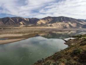 Yarlung Tsangpo River in meanders, Brahmaputra, highlands of Tibet, China, Asia