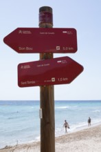 Signpost to Camì de Cavalls, Platja de Sant Tomàs, Sant Tomàs, Es Migjorn Gran, Menorca