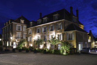 Hôtel de la Poste et du Lion dOri m last daylight, blue hour, Vézelay, Département Yonne, Region