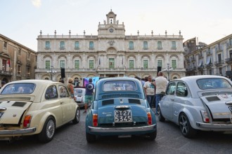 Fiat 500, Bambini, classic car, rear view of three Fiat 500s, historic building, old town of