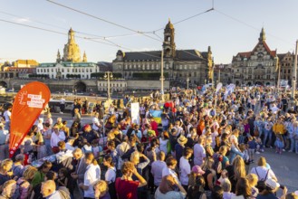 Dresden eats colourfully on Augustusbrücke and Schlossplatz. The motto of this year's banquet is