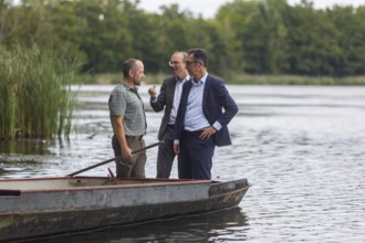 Federal Minister of Food and Agriculture, Cem Özdemir, visits the Karsten Ringpfeil pond farm in