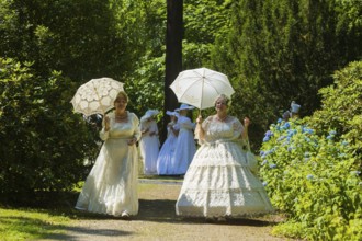 Picnic in white in the castle park of the baroque castle of Rammenau. On the idyllic meadow