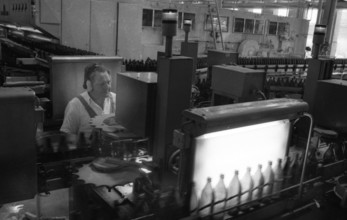 Beer production at the Dortmunder Aktien-Brauerei (DAB) on 29.07.1975 in Dortmund, Germany, Europe