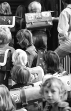 Start of school after the summer holidays on 02.09.1975 in Dortmund-Eichlinghofen, Germany, Europe