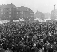 With black flags, miners of the Bismarck colliery and their relatives demonstrated against the