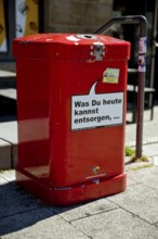 Talking red dustbin What you can dispose of today, campaign by Stadtreinigung Hamburg for more