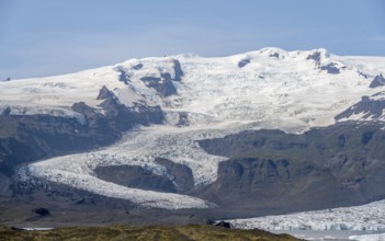 Sveinstindur peak, glacier lagoon, Fjallsárlón ice lagoon, ice floes in front of Fjallsjökull