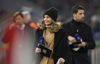 TV pundit Sami Khedira, sports presenter, presenter Laura Wontorra, portrait, cap, with microphone,