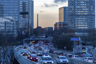 Motorway A40, Ruhrschnellweg, in Essen, junction Essen-Zentrum, city skyline, Ruhrschnellweg