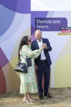 Olaf Scholz (Federal Chancellor, SPD) has his photo taken with visitors after a tour of the