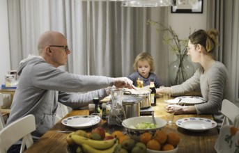 Family with a child at the dining table, Oostkapelle, 20.01.2024